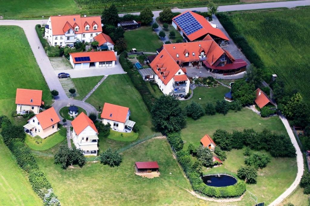 阿恩多夫的住宿－Ferienanlage Karolinenhof，享有红色屋顶房屋的空中景致