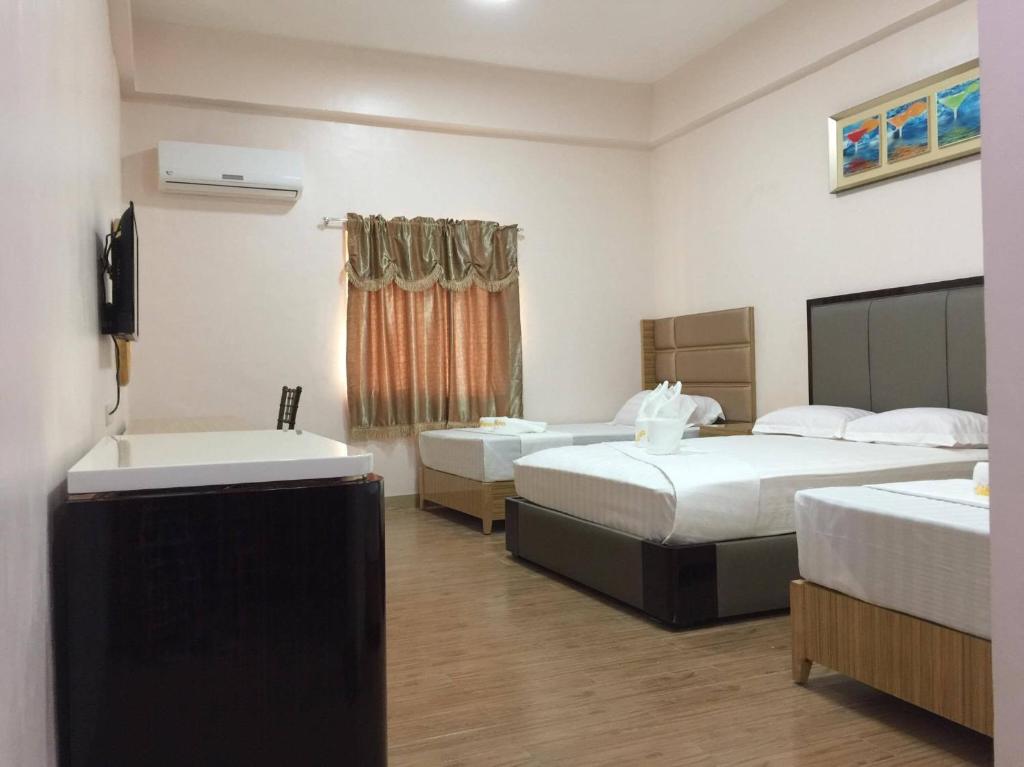 A bed or beds in a room at Meaco Royal Hotel - Lipa