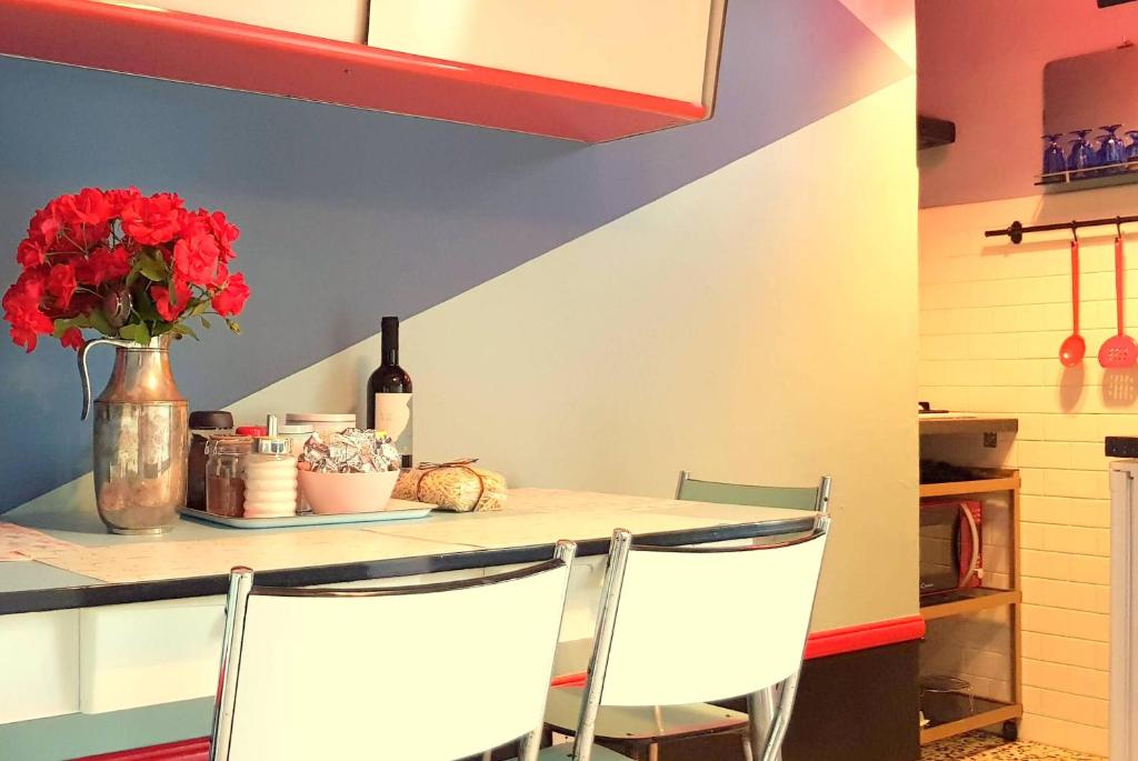 A kitchen or kitchenette at Domus LouLou