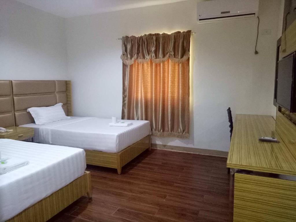 Postel nebo postele na pokoji v ubytování Meaco Royal Hotel - Tabaco