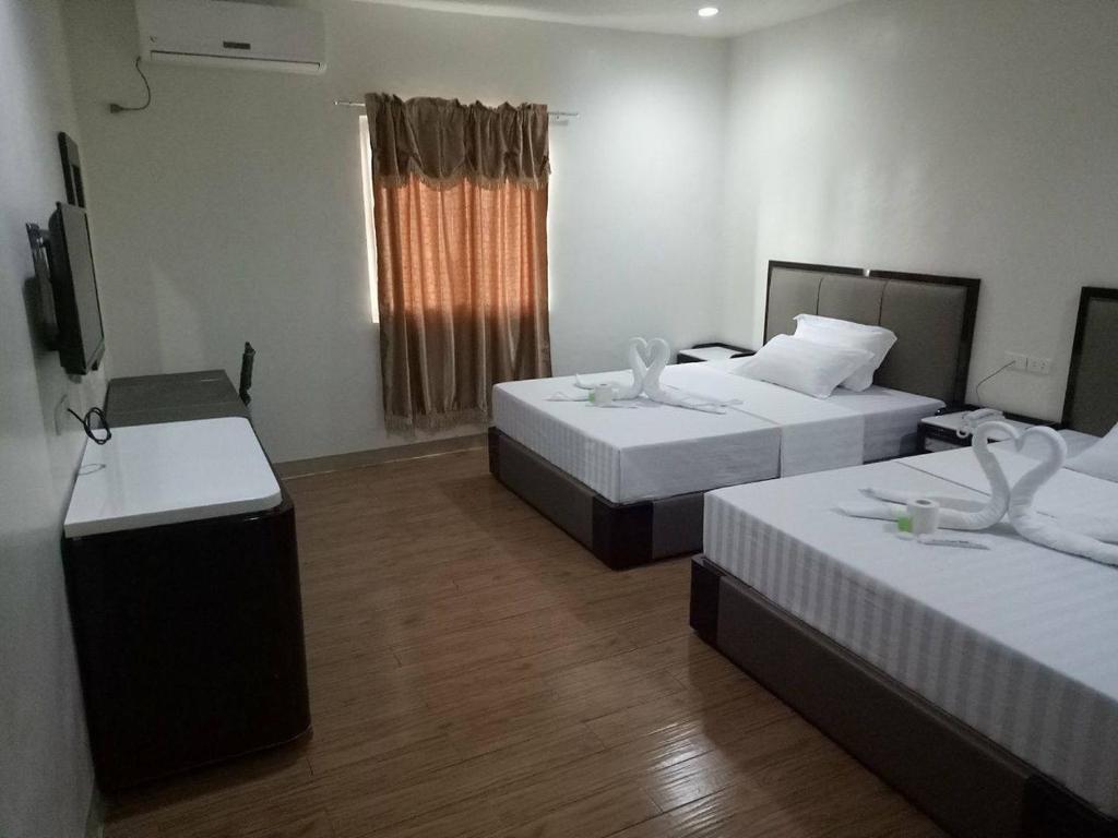 Postel nebo postele na pokoji v ubytování Meaco Royal Hotel - Tabaco