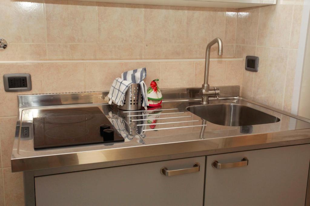 blat kuchenny ze zlewem i zlewem w obiekcie Apartment Lake Maggiore - ITALIA w mieście Maccagno