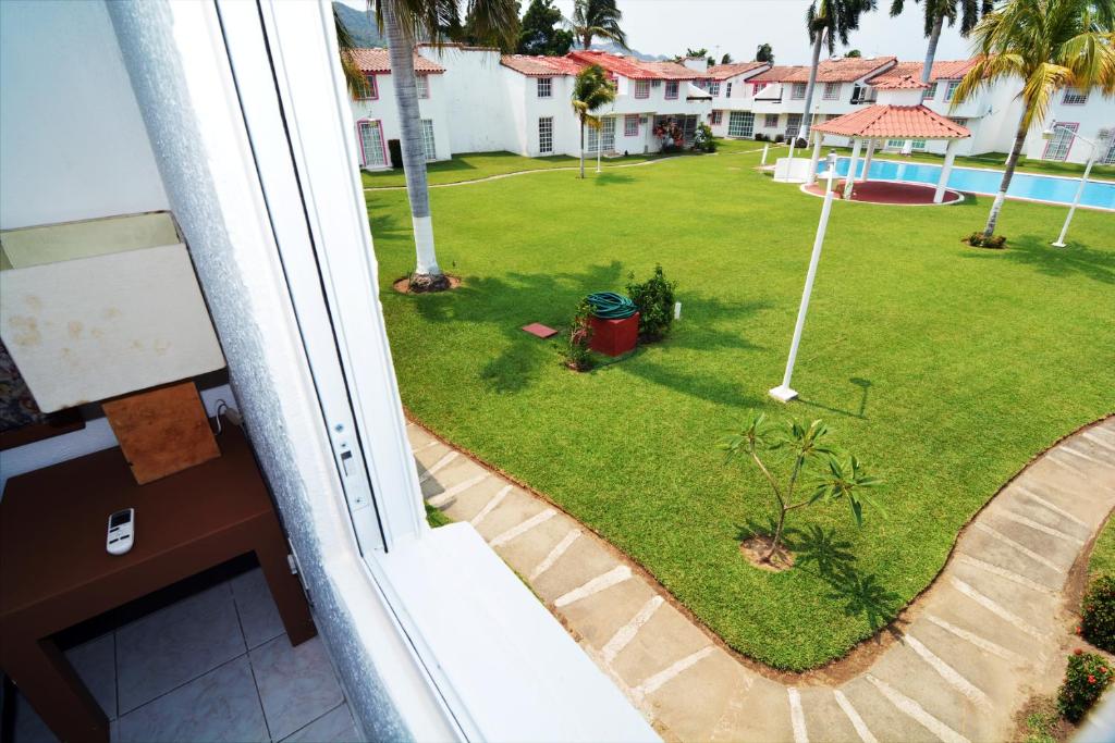 Bazén v ubytování HominngBird Acapulco nebo v jeho okolí