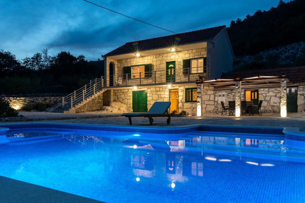 Bazén v ubytování Villa Žuža nebo v jeho okolí