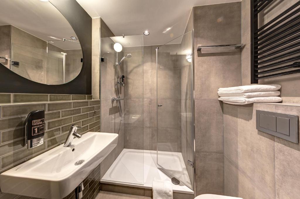 Schulz Hotel Berlin Wall at the East Side Gallery - 3