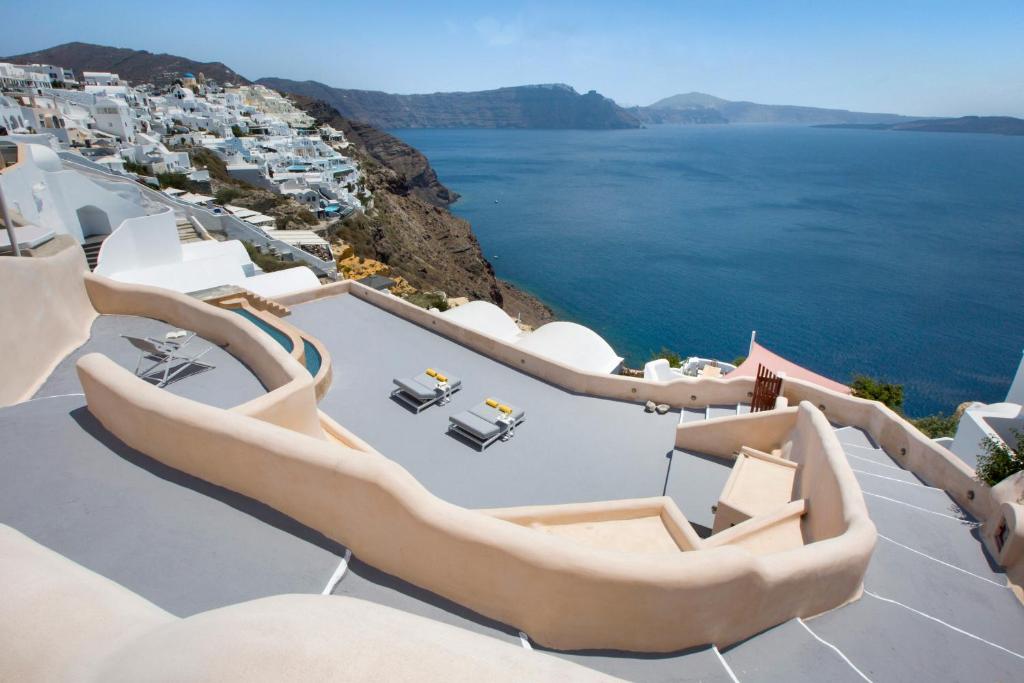Villa Santorini 520 by Caldera Houses في أويا: اطلالة على المحيط من سطح منتجع