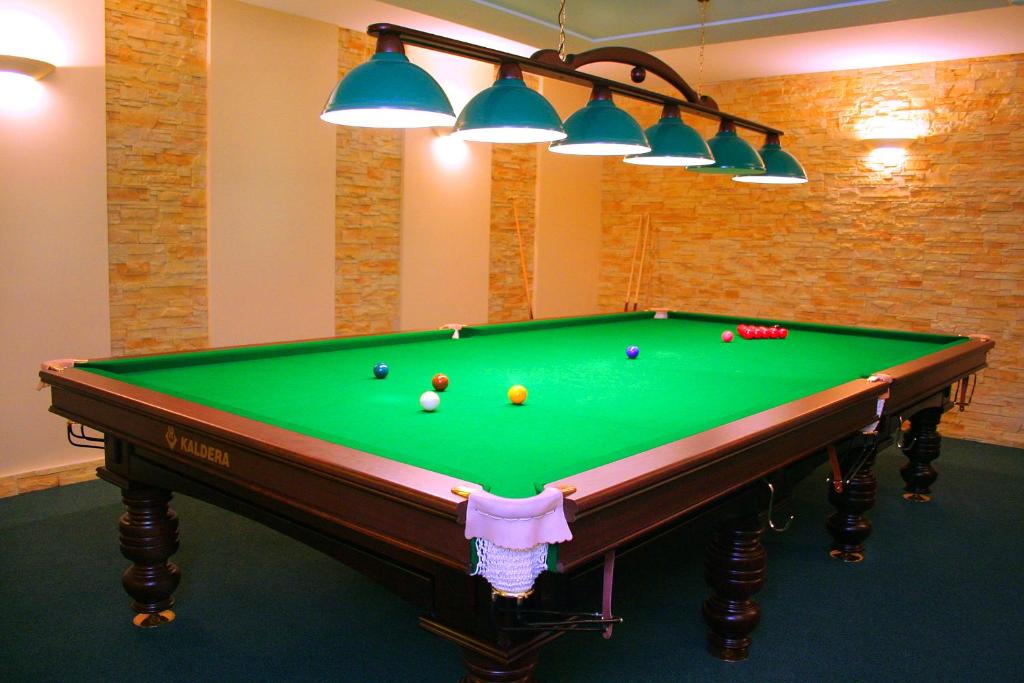 Biliár nebo kulečník v ubytování Olimpija Hotel & SPA