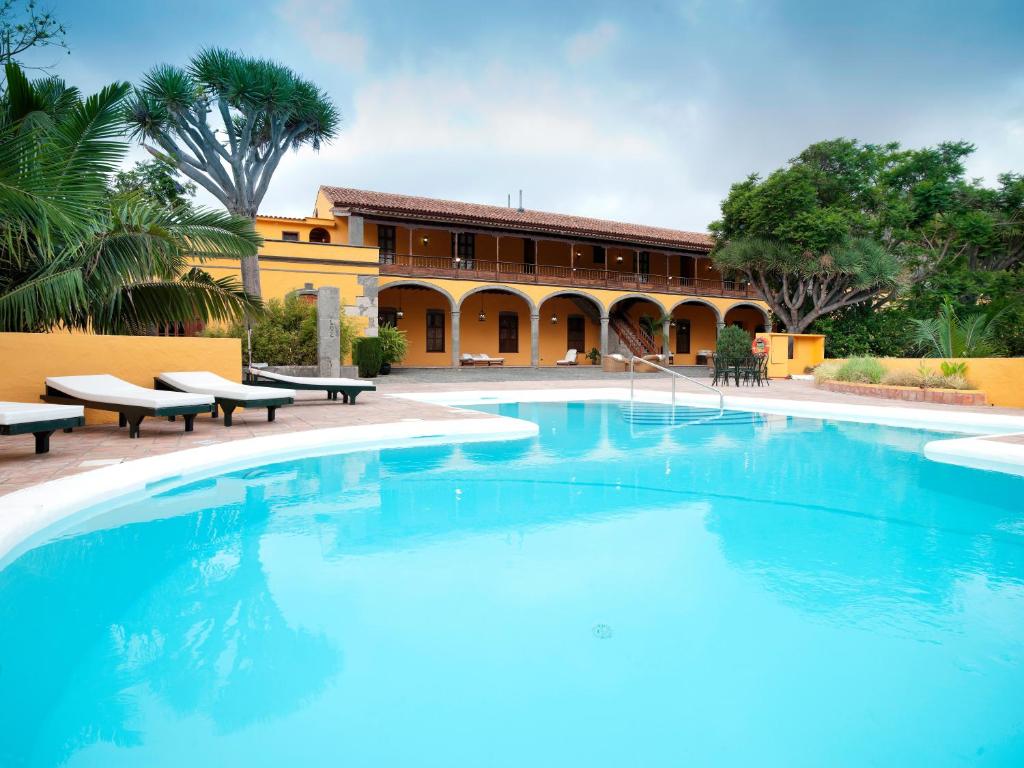 a swimming pool in front of a building at Hotel Rural Hacienda del Buen Suceso in Arucas