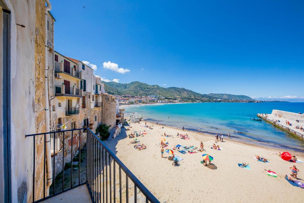 widok na plażę z ludźmi leżącymi na piasku w obiekcie Casa sul mare w Cefalù