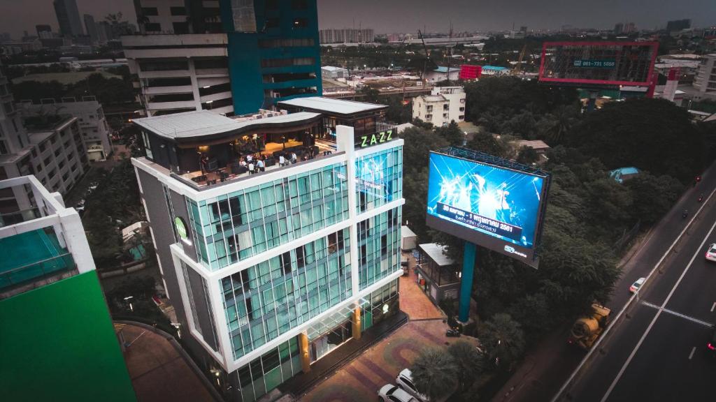 ein großes Gebäude mit einem großen TV darüber in der Unterkunft Zazz Urban Bangkok in Bangkok