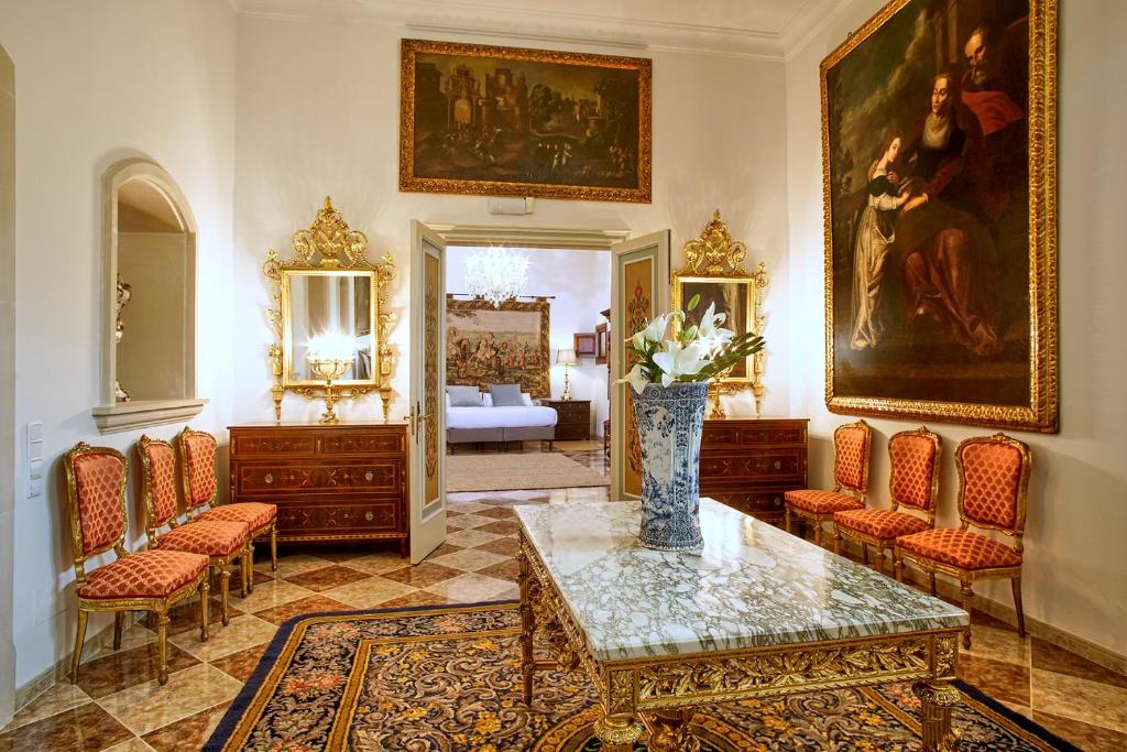 una sala de estar con un jarrón de flores sobre una mesa en Casa Delmonte - Turismo de Interior, en Palma de Mallorca