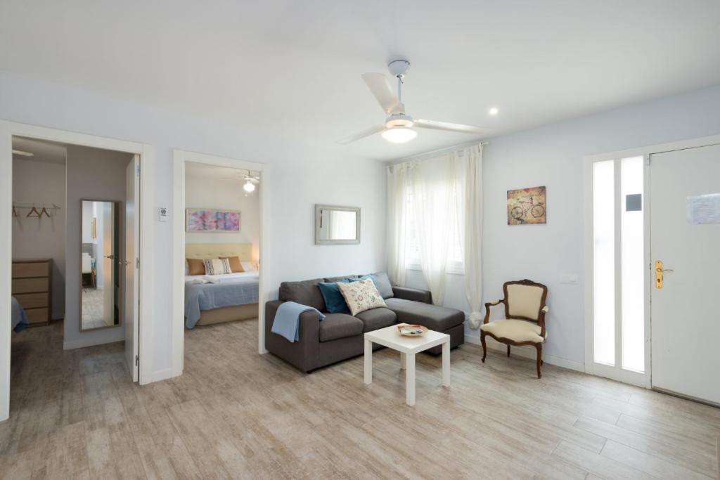 sala de estar con sofá y cama en Apartamento Manent, en Premiá de Mar