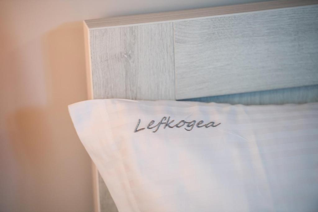 Postel nebo postele na pokoji v ubytování Lefkogea Villas & Apartments