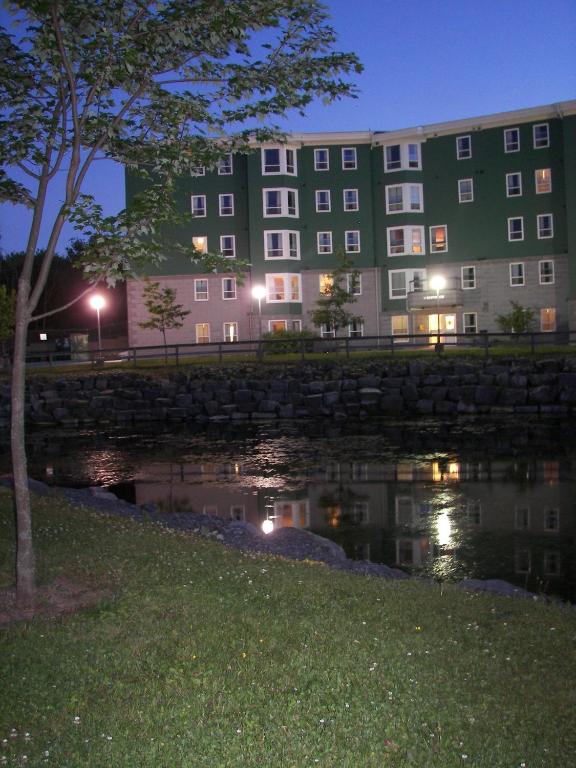 Výhled na řeku, která protéká v blízkosti hostelu