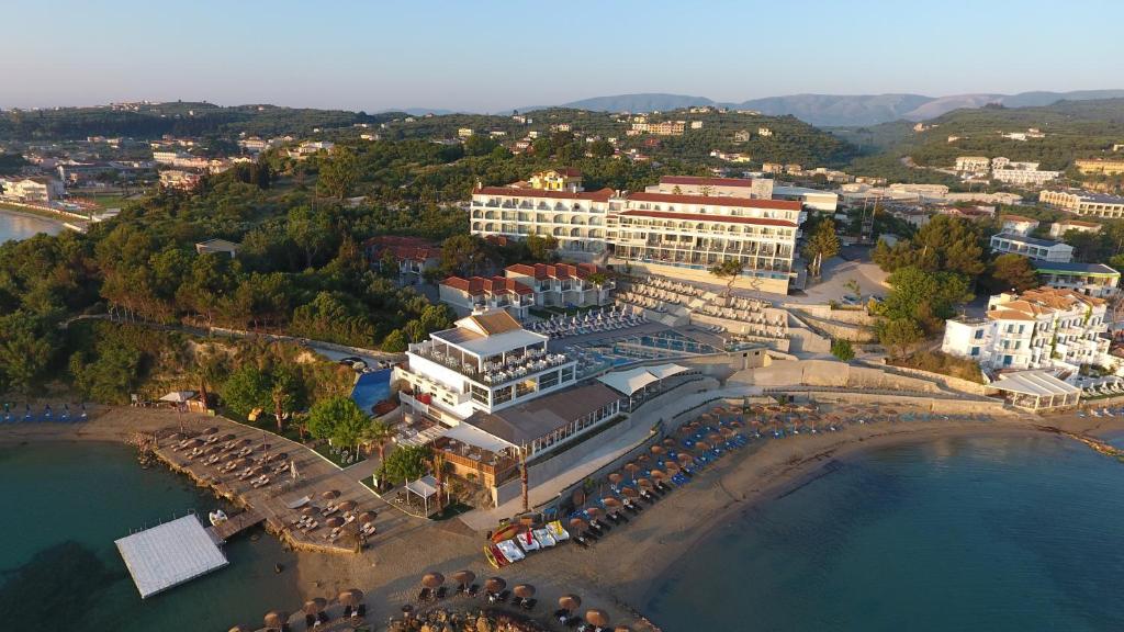uma vista aérea de um resort perto da água em Alexandra Beach Resort & Spa em Tsilivi
