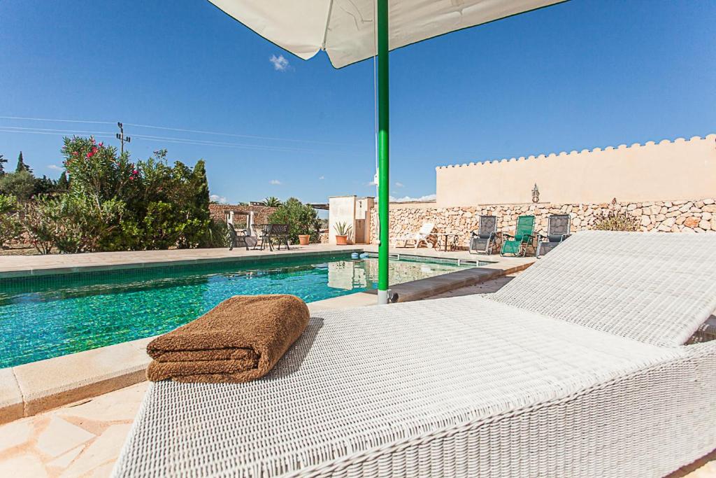 - un lit avec une serviette à côté de la piscine dans l'établissement Favela, à Campos