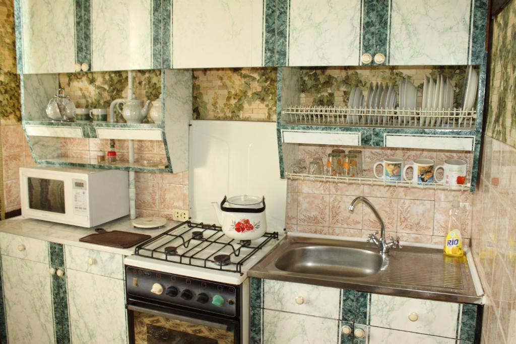 Il comprend une petite cuisine équipée d'un évier et d'un four micro-ondes. dans l'établissement Prime Home 3, à Tchernihiv