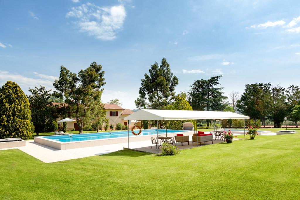 een achtertuin met een zwembad en een prieel bij Tenuta Lamborghini Golf & Resort in Panicale