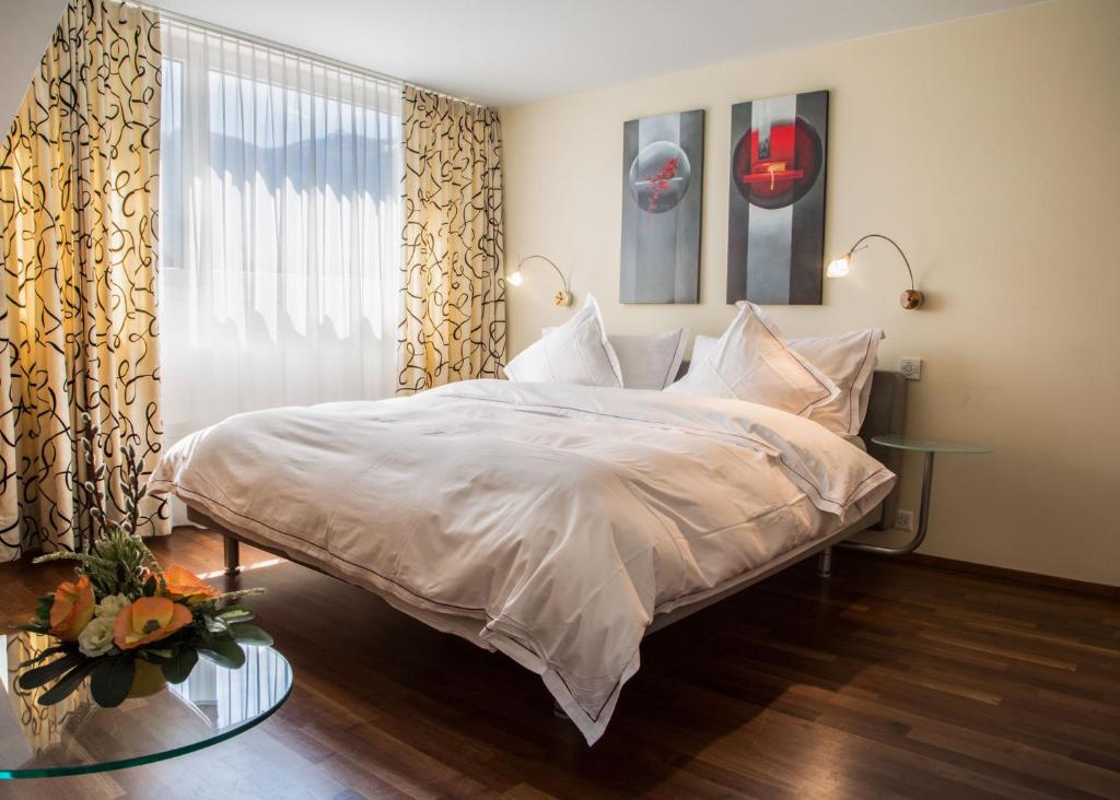 Postel nebo postele na pokoji v ubytování Hotel Metzgern
