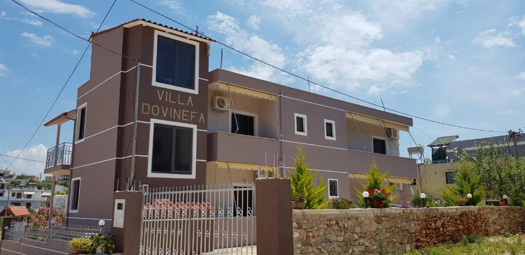 um edifício com uma placa que lê villa para baixo em Apartments Villa Dovinefa em Ksamil