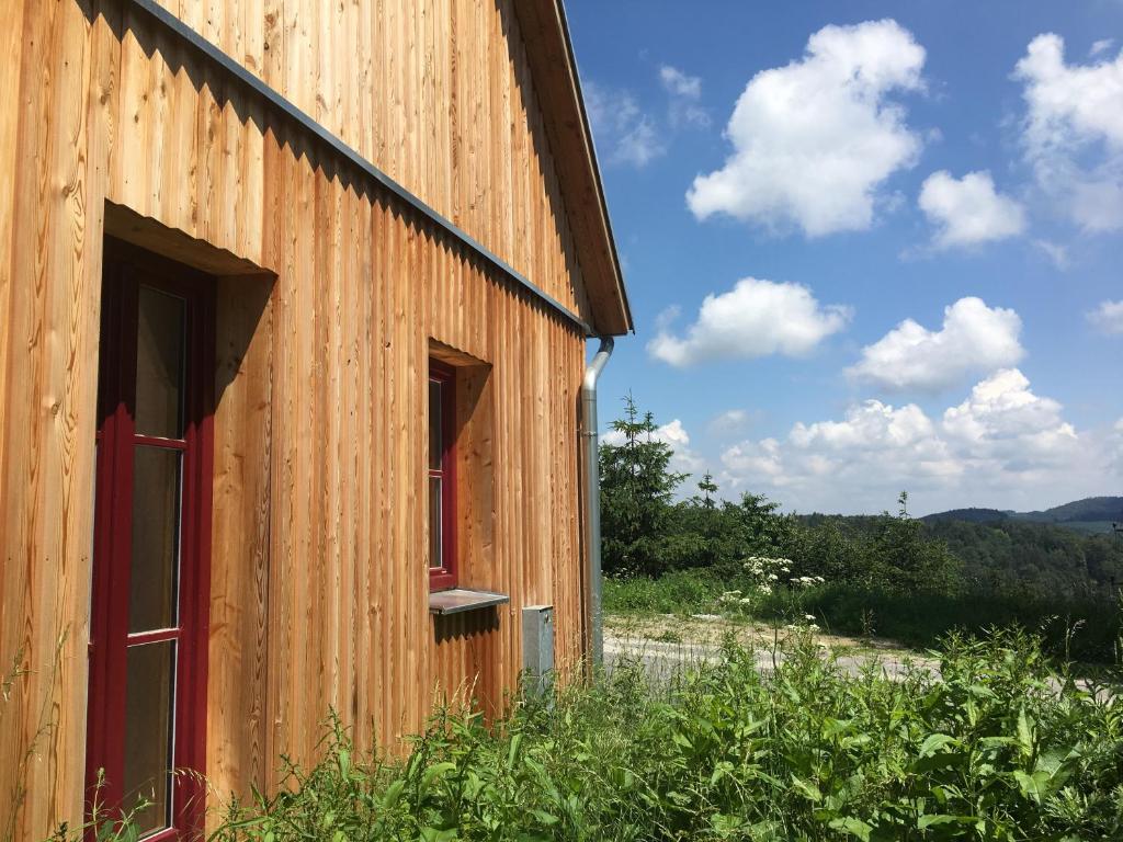 einem Holzgebäude mit einem roten Fenster auf der Seite in der Unterkunft Seiber 172 in Weissenkirchen in der Wachau