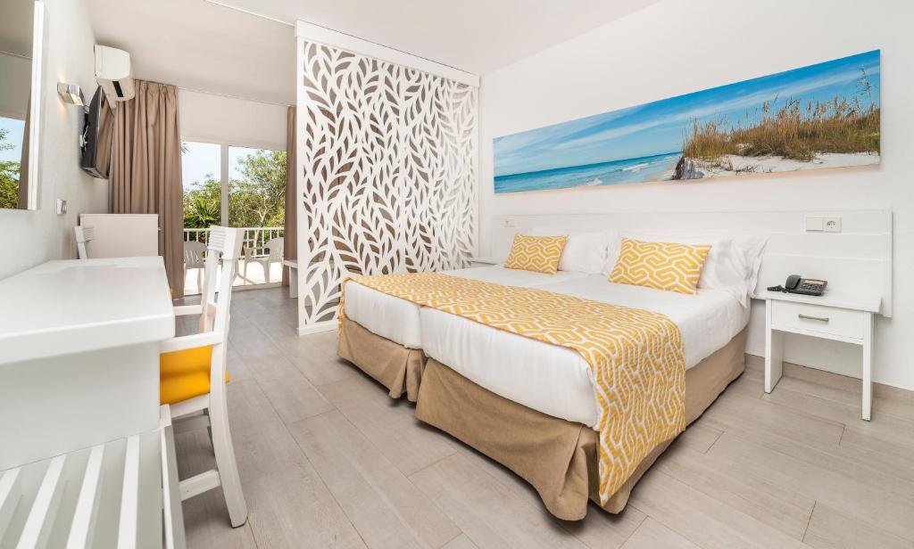 - une chambre d'hôtel avec un lit et un bureau dans l'établissement Globales Samoa, à Calas de Mallorca