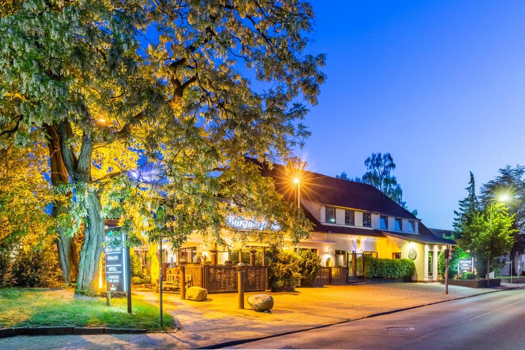 a house on a street at night at Burgdorfs Hotel & Restaurant in Hude
