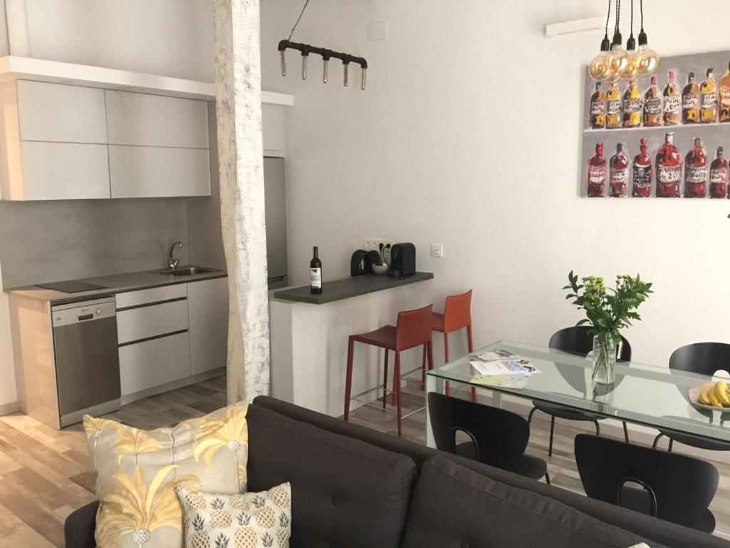 A kitchen or kitchenette at San Sebastián VERY NICE apartment 100m from La Kontxa Beach