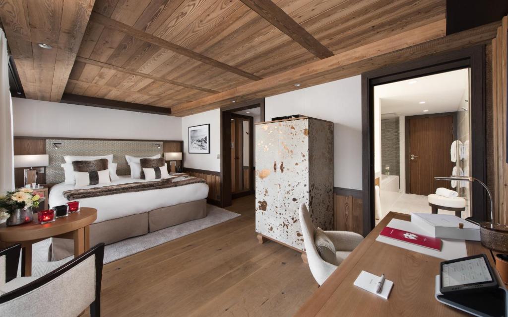 Postel nebo postele na pokoji v ubytování Hôtel Barrière Les Neiges Courchevel