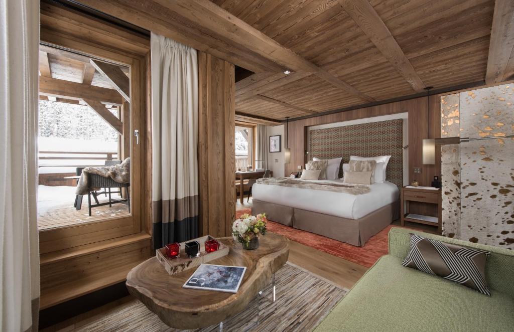 Postel nebo postele na pokoji v ubytování Hôtel Barrière Les Neiges Courchevel