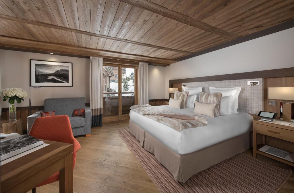 Postel nebo postele na pokoji v ubytování Hôtel Barrière Les Neiges Courchevel
