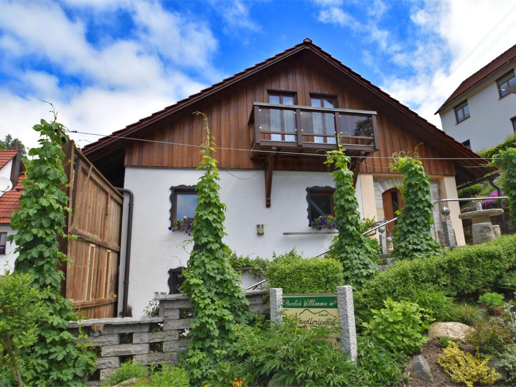 ein Haus mit einem Holzdach in der Unterkunft Quaint Farmhouse in Langenbach near the Lake in Langenbach