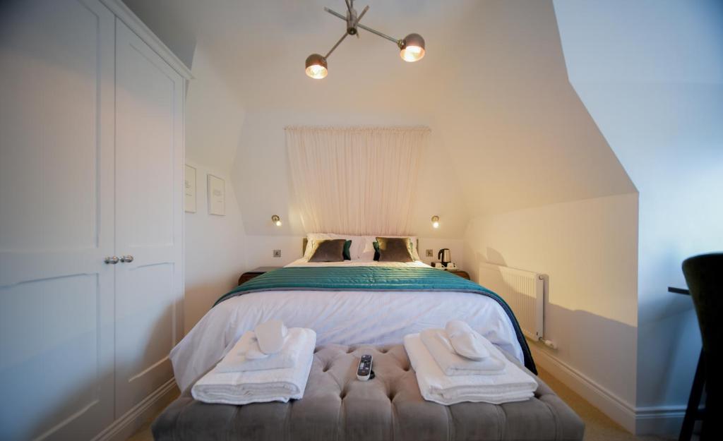 Katil atau katil-katil dalam bilik di The Strand Hotel, the former residence of Oscar Wilde