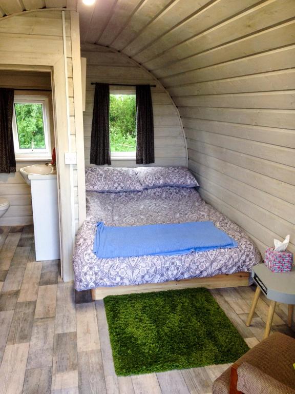 Postel nebo postele na pokoji v ubytování Carrigeen Glamping