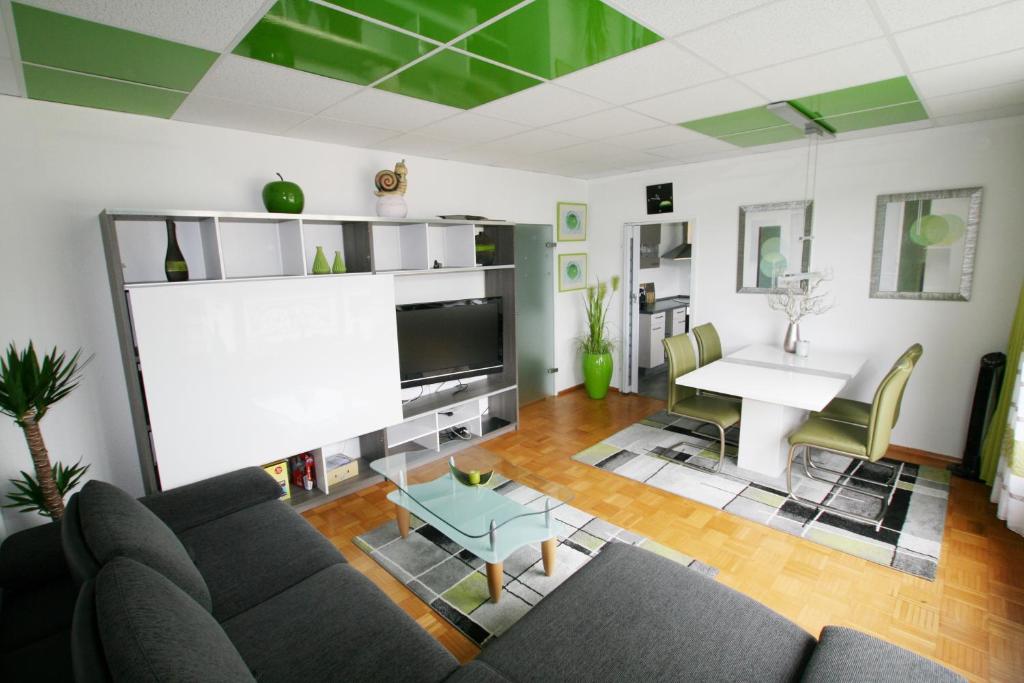 Ein Sitzbereich in der Unterkunft Designerwohnung in Grün mit großer Terrasse