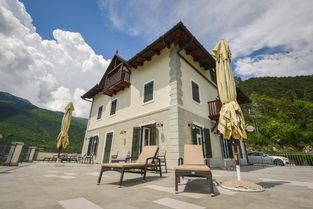 Nespecifikovaný výhled na hory nebo výhled na hory při pohledu z hotelu