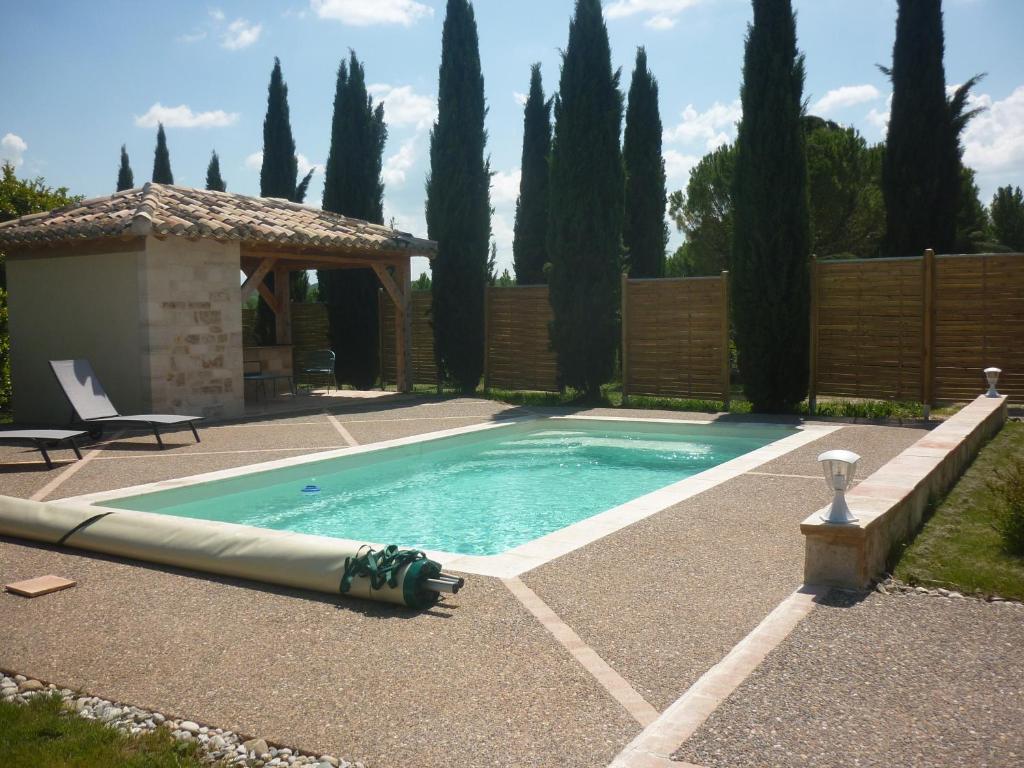 una piscina en un patio con cenador en Pèque-Lèbre en Saint-Daunès