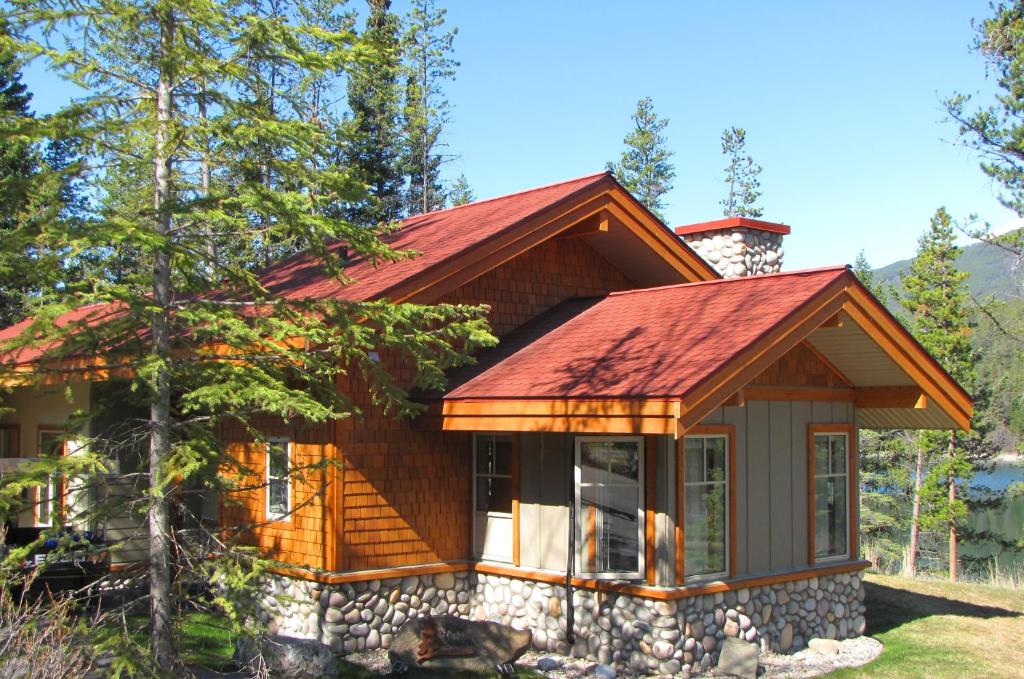 a log home with a red roof at Patricia Lake Bungalows in Jasper