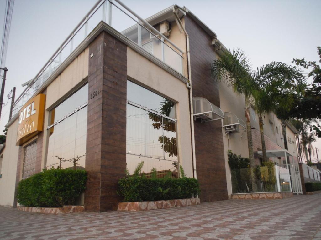 a store front of a building on a street at Hotel Basilio Reformado pelo SBT in Mongaguá