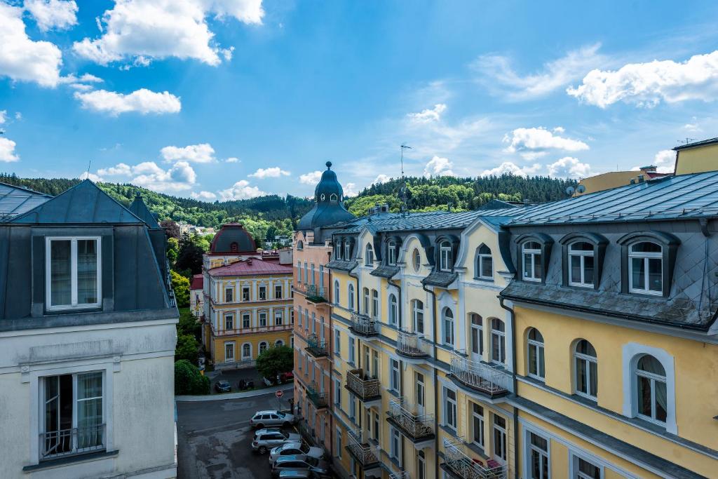 Nespecifikovaný výhled na hory nebo výhled na hory při pohledu z aparthotelu