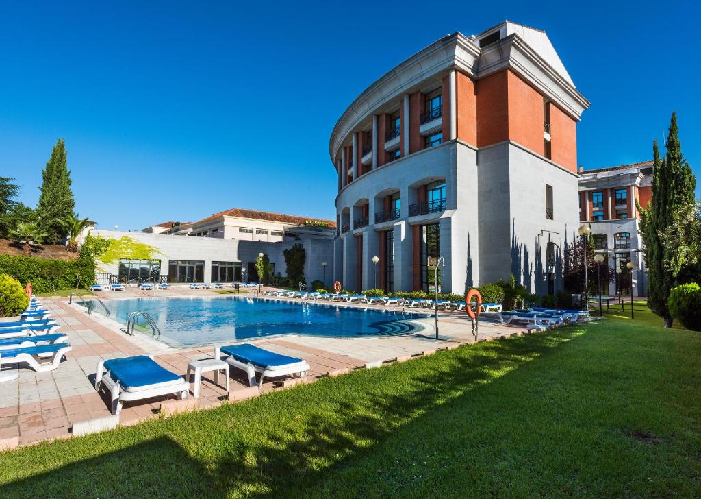 Bazén v ubytovaní AZZ Mérida Medea Hotel alebo v jeho blízkosti