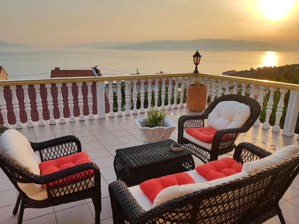 - Balcón con sillas y mesa en el balcón en Apartments Tatjana, en Senj