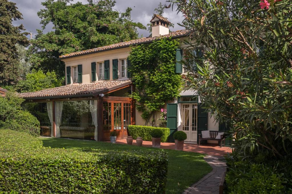 uma casa com um jardim em frente em Locanda I Girasoli em Misano Adriatico