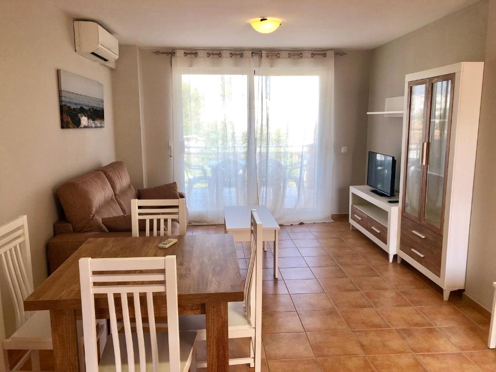 sala de estar con mesa y sofá en Sueños de Denia I -Serviden, en Denia