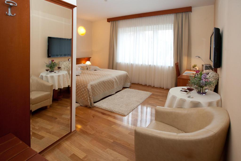 Postel nebo postele na pokoji v ubytování Royal Suites