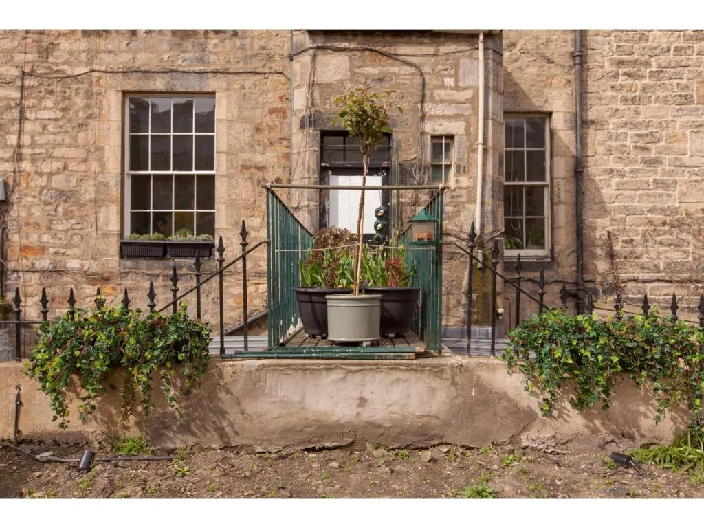 Lovely 3BR Garden Flat for 5 Within City Centre, Edinburgh, United Kingdom