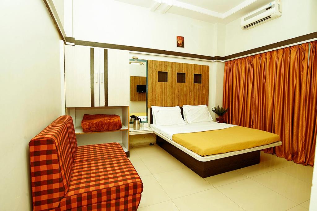 Postel nebo postele na pokoji v ubytování Hotel Saideep Villas, Shirdi
