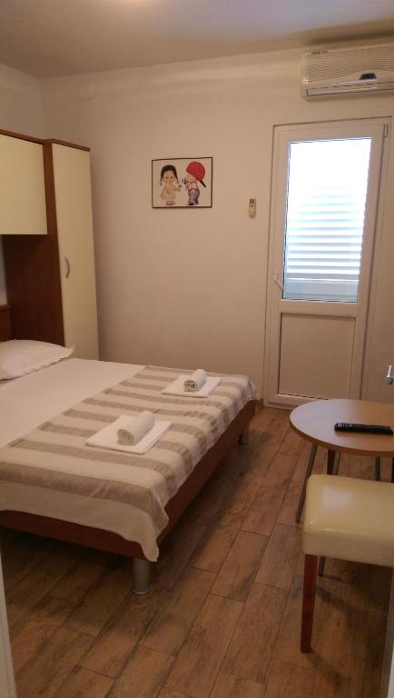 Posteľ alebo postele v izbe v ubytovaní Apartmani Dina