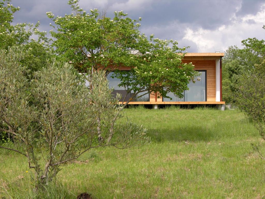 una piccola casa in un campo alberato di 3Houses N°1 a Lagorce