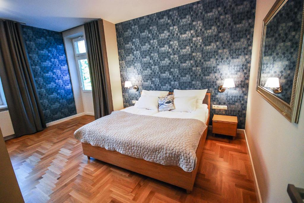 ワンツトにあるApartament Sokołaのベッドルーム1室(青とグレーの壁のベッド1台付)